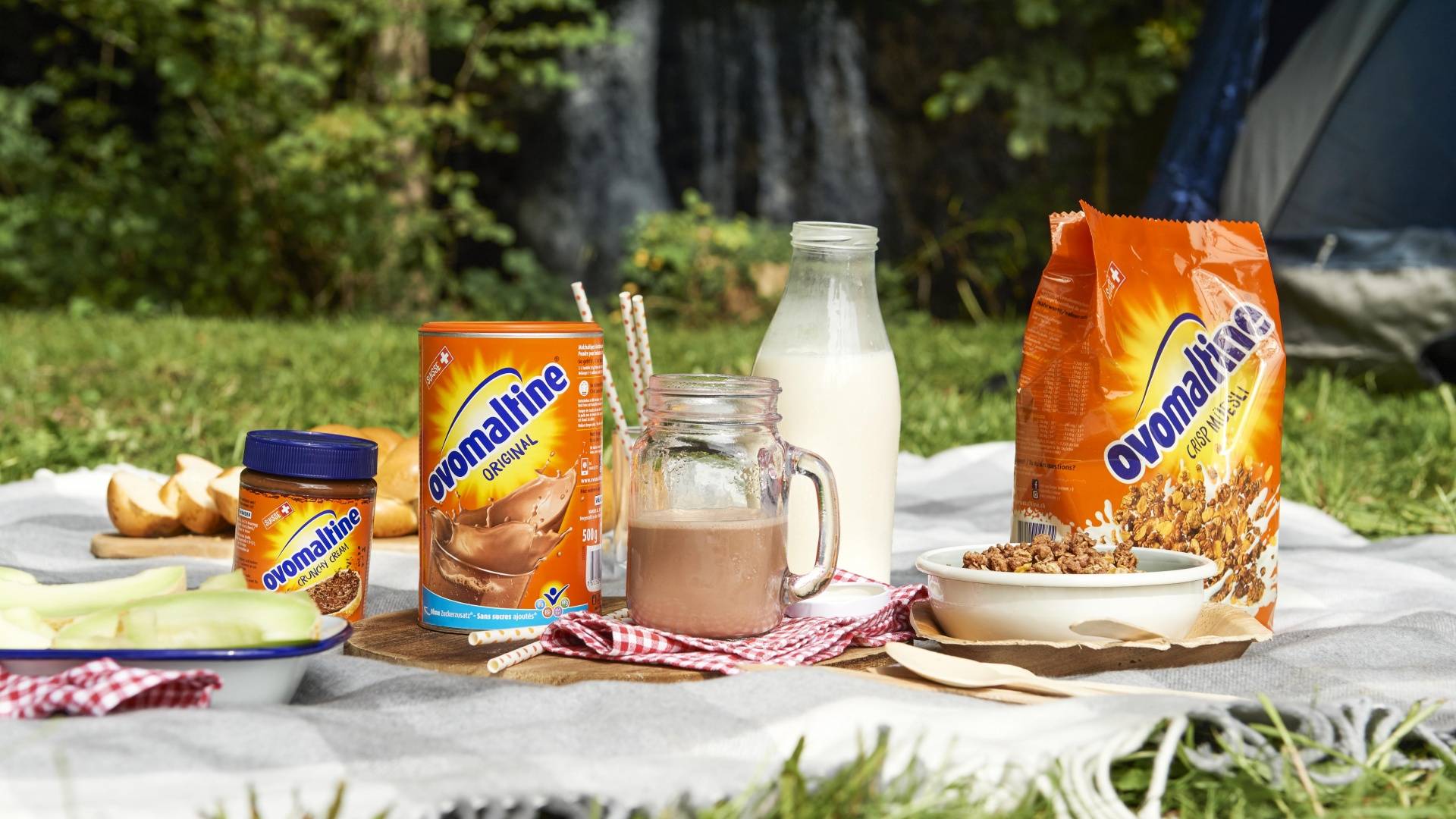 Ovomaltine Crunchy Cream, Ovomaltine Crisp Müesli und Ovomaltine Pulver zum Frühstück beim Camping