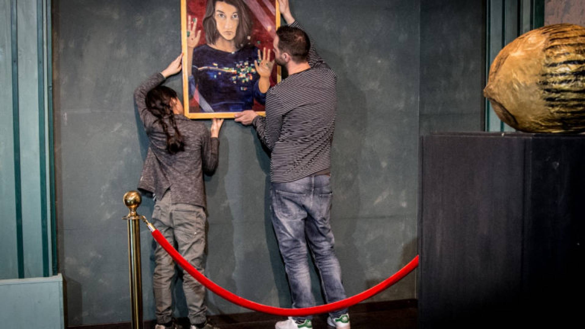 Vater und Tochter hängen Bild ab