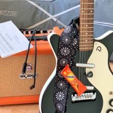 Stärkung vor dem Konzert: Der Kleine von die Angelones vor seinem ersten Gig