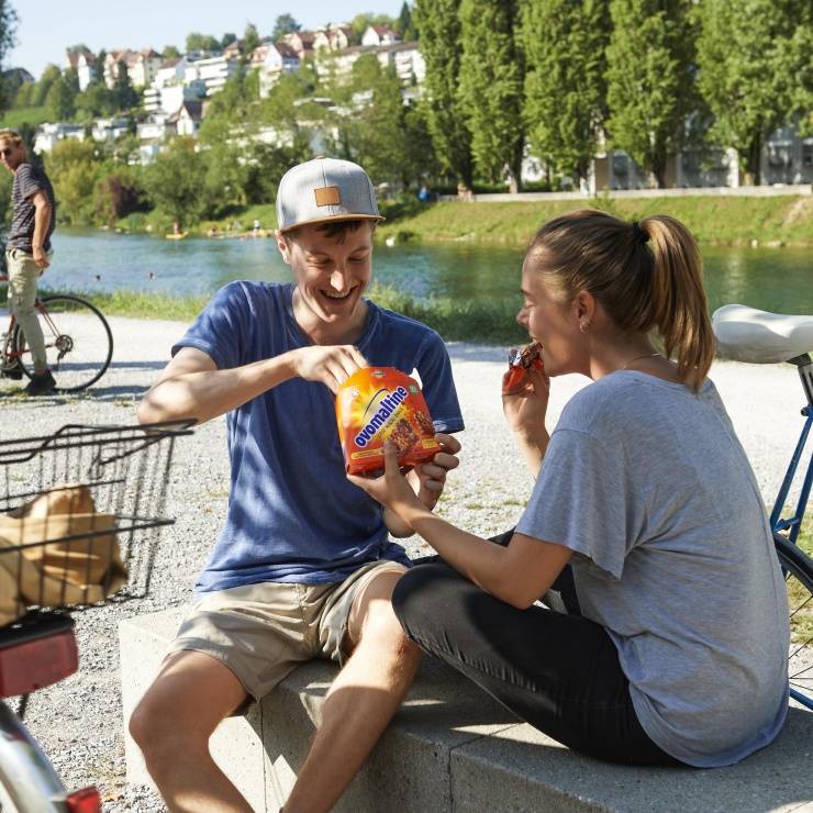 Deux amis mangenet un Ovomaltine Crisp Müesli Snack