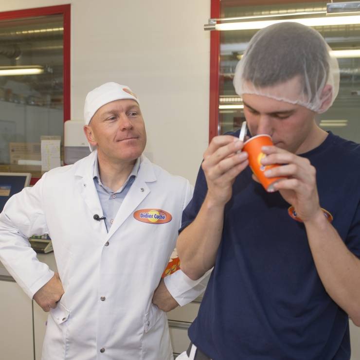 Didier Cuche dans la fabrication d'Ovomaltine à Neuenegg
