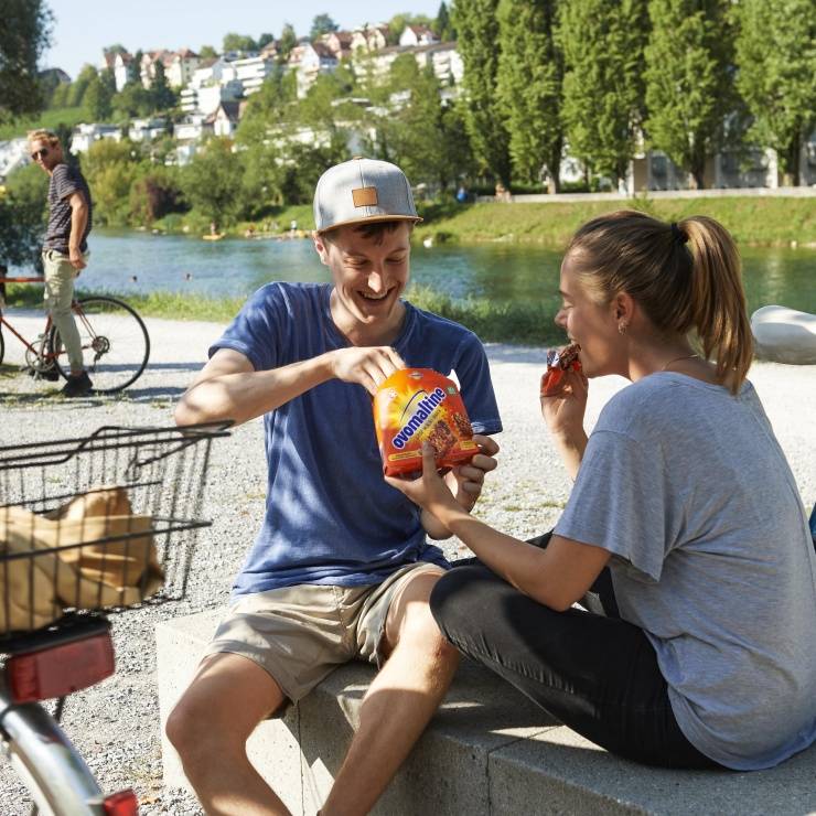Ovomaltine Crisp Müesli Snack mit Freunden geniessen