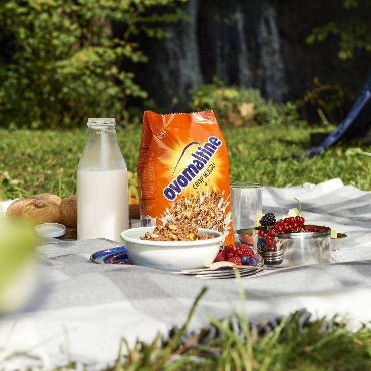 Ovomaltine Crisp Müesli am Wasserfall beim Camping