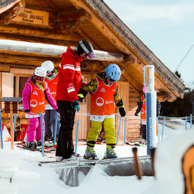 Holzhaus mit Kindern