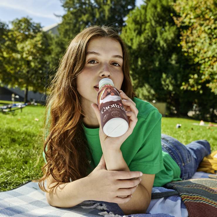 jeune femme avec boisson Caotina