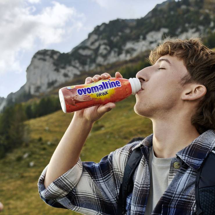 jeune homme avec boisson Ovomaltine