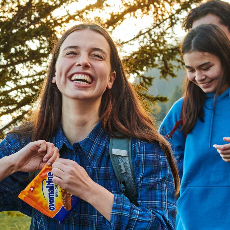 Famiglia mangia Ovomaltina al picnic