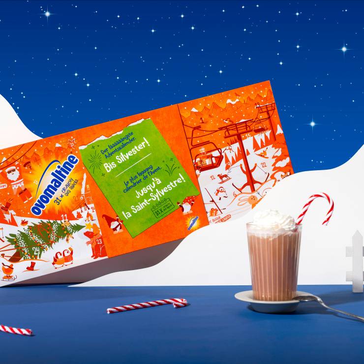 Adventskalender und Tasse