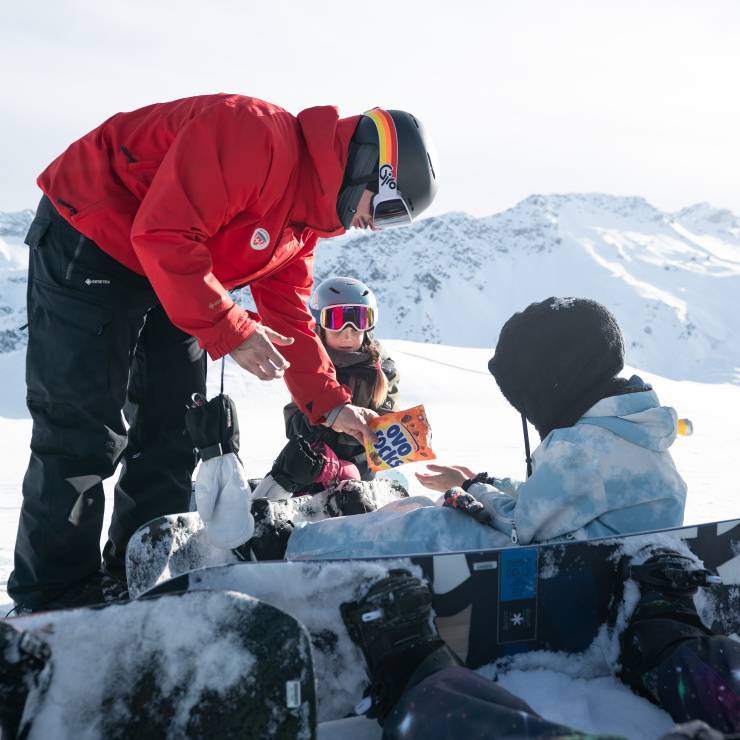 Schweizer Skischulen und Ovo Rocks